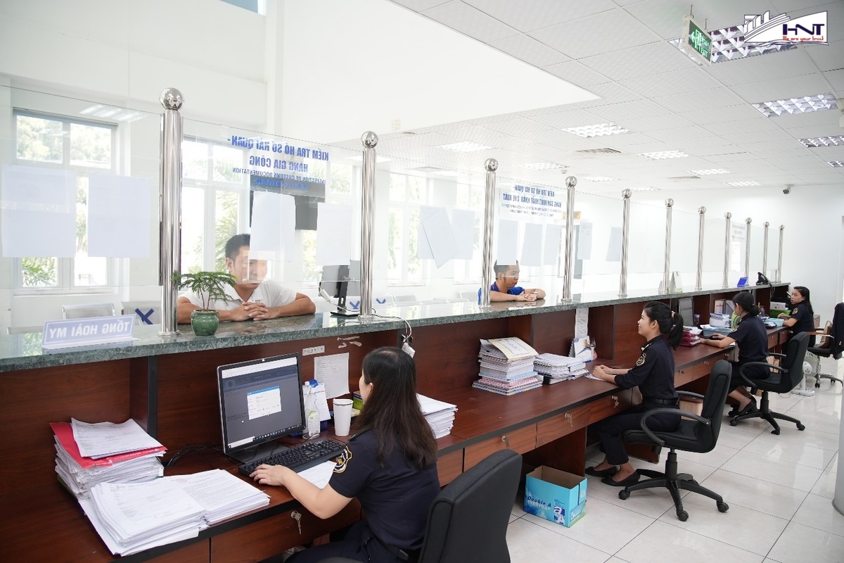 Nộp thuế và các khoản phí Nộp thuế và các khoản phí